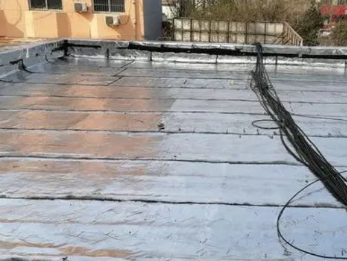 白云卫生间漏水维修公司分享下白云屋面楼顶防水刚性防水层施工要点。